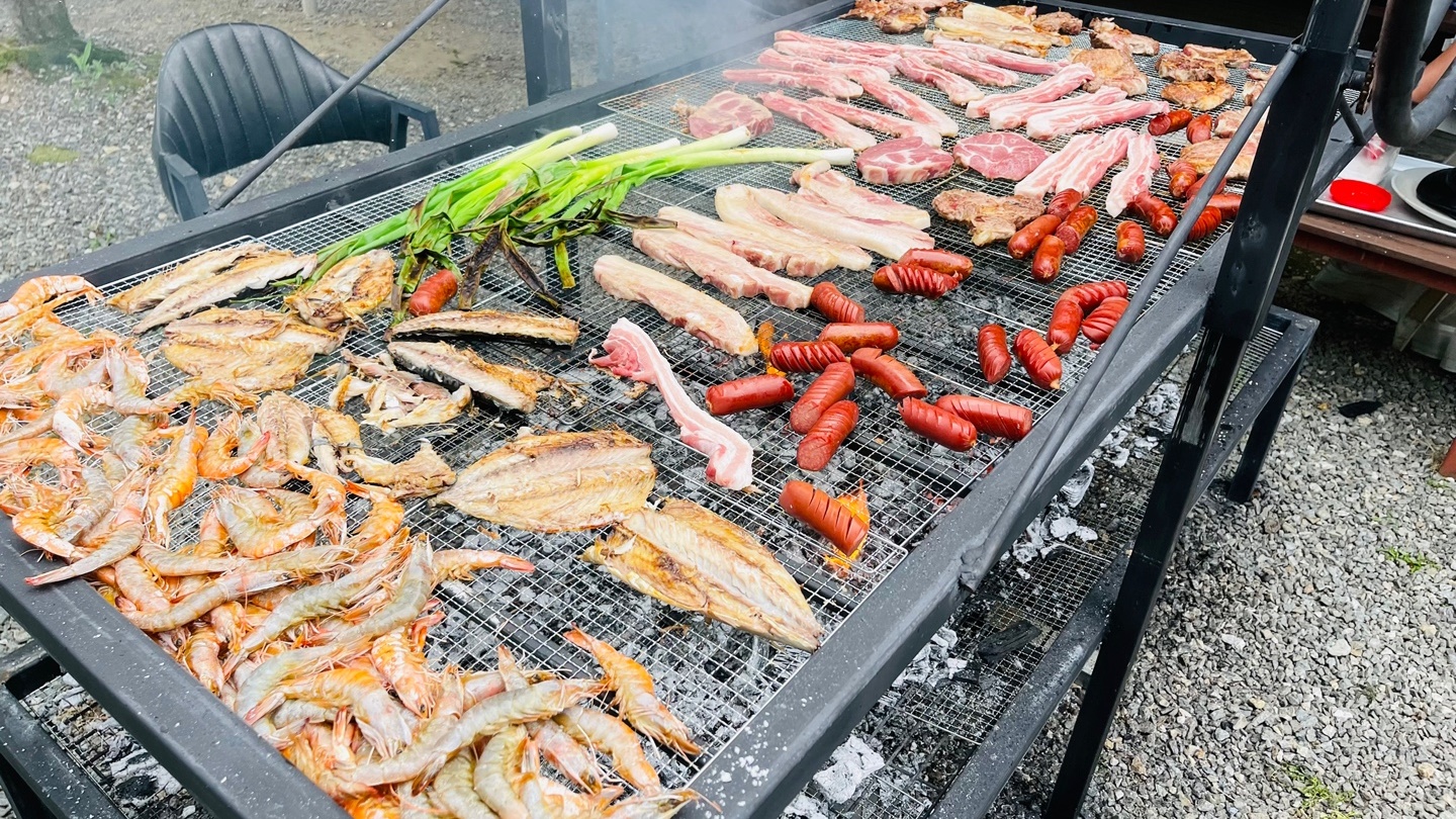 무한리필 바비큐 - 숯불에 구워지는 고기와 해산물